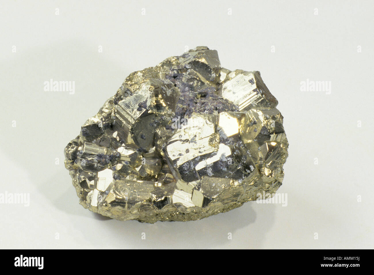 La pyrite, sulfure de fer, de pyrite de fer, l'or d'imbéciles (FeS), crystal ensemble, studio photo Banque D'Images