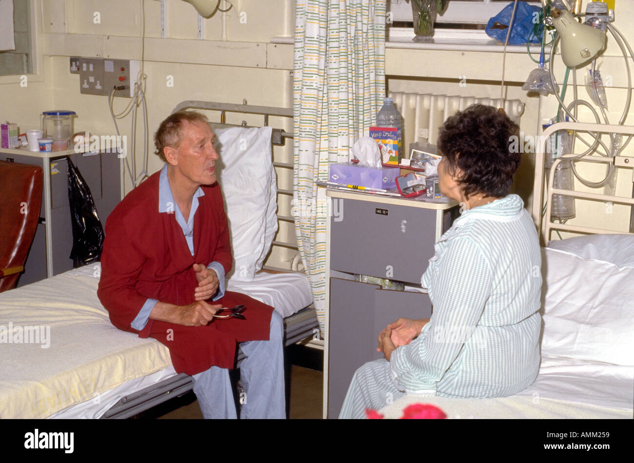 Des hommes et femmes sur le quartier mixte Banque D'Images