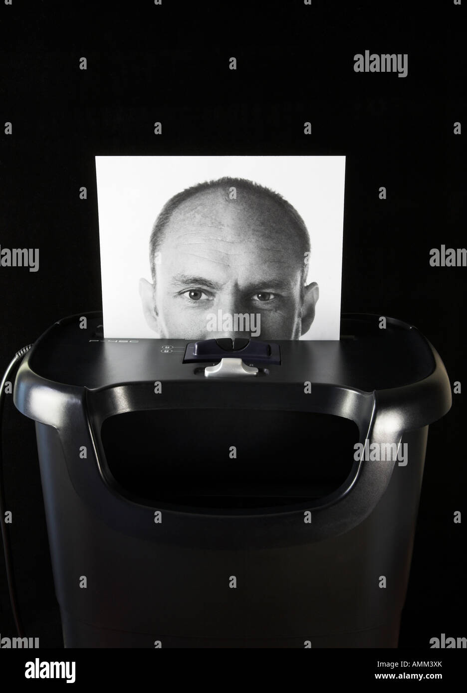 Photographie d'un visage de l'homme traversant une déchiqueteuse Banque D'Images