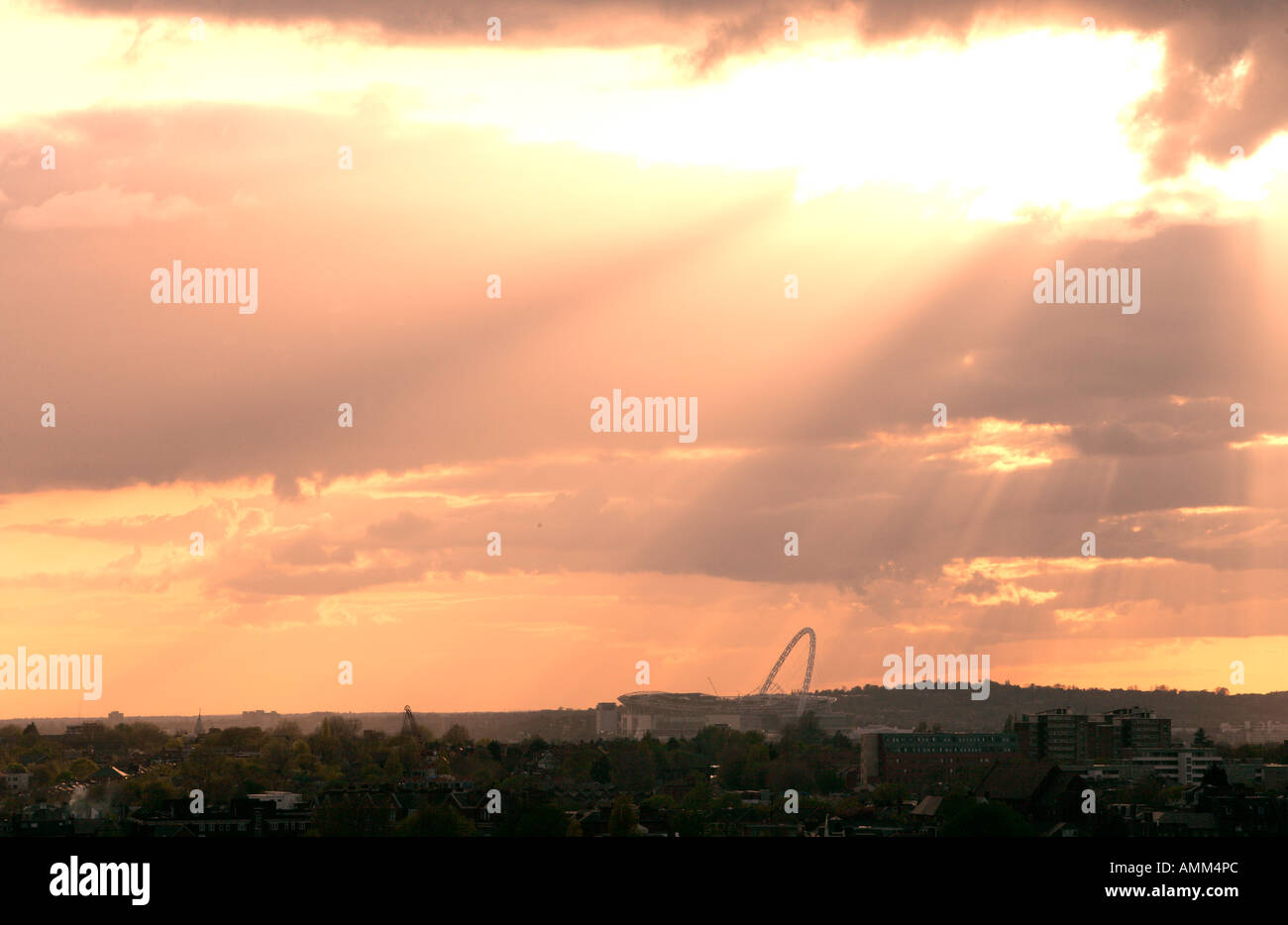 Coucher du soleil sur les arbres nouveau stade de Wembley, Londres Banque D'Images