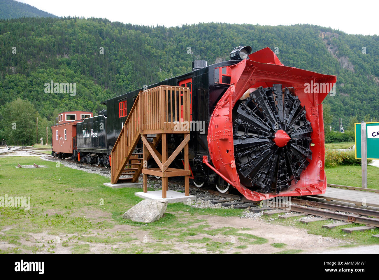 La flotte de la White Pass Snow Plow Skagway AK Alaska États-Unis Aux États-Unis, le passage de l'intérieur restauré les voyages en train Banque D'Images