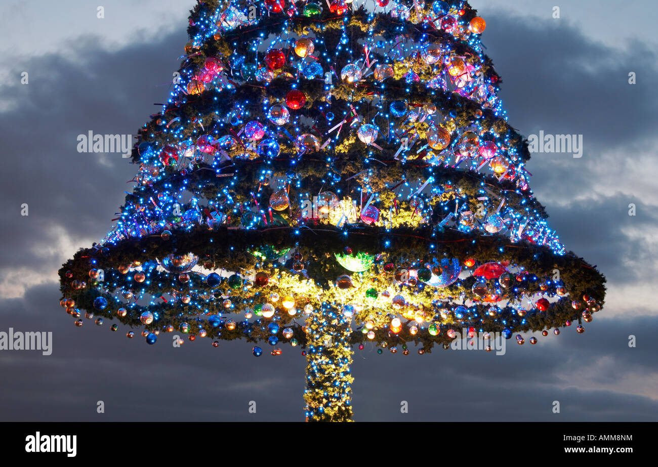 Arbre de Noël près de la plage, Playa de Las Canteras, Gran Canaria, îles canaries, espagne. Banque D'Images