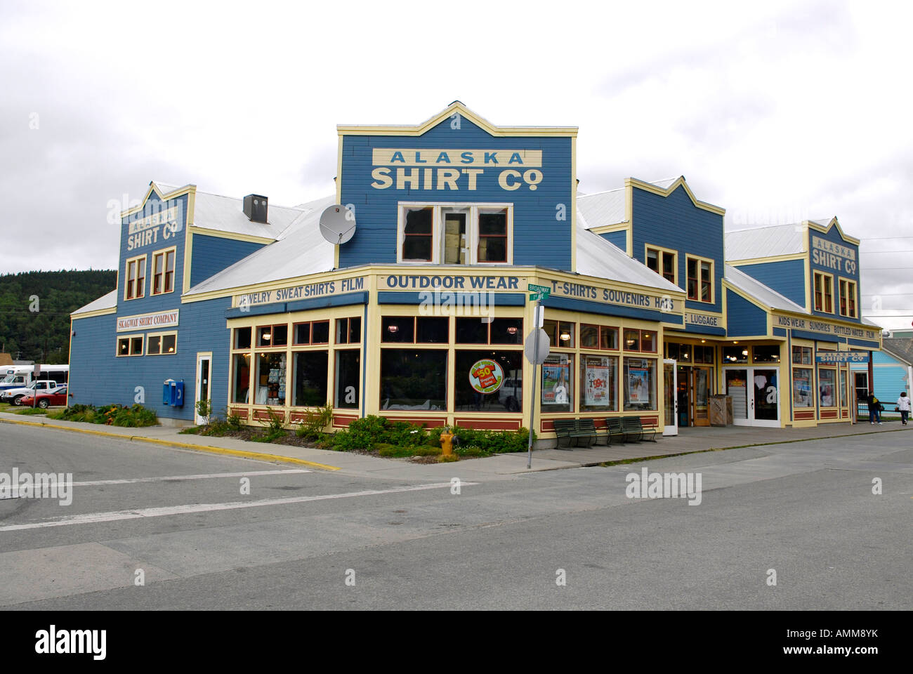 Les magasins et boutiques à Skagway en Alaska AK États-Unis Aux États-Unis, le passage de l'intérieur les acheteurs de voyage vacances tourisme touristes Banque D'Images