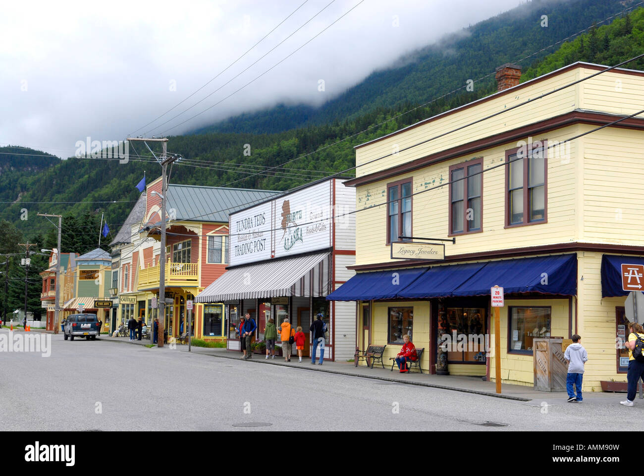 Les magasins et boutiques à Skagway en Alaska AK États-Unis Aux États-Unis, le passage de l'intérieur les acheteurs de voyage vacances tourisme touristes Banque D'Images