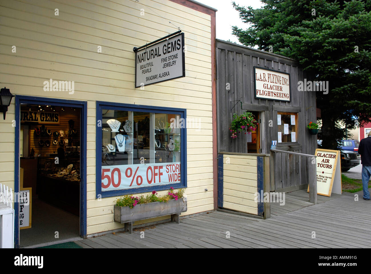 Les magasins et boutiques à Skagway en Alaska AK États-Unis Aux États-Unis, le passage de l'intérieur les acheteurs de voyage vacances tourisme touristes Banque D'Images