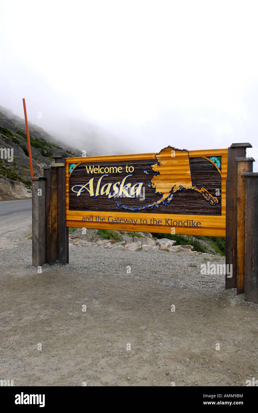 Bienvenue à l'Alaska sign post marqueur le long de route du Klondike Sud et Blanc passent près de Skagway en Alaska AK United States US Banque D'Images