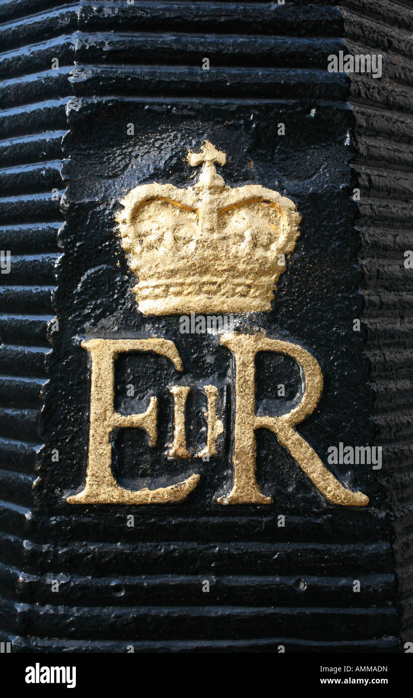 Bollard avec ER initiales dans Regents Park, Londres Banque D'Images