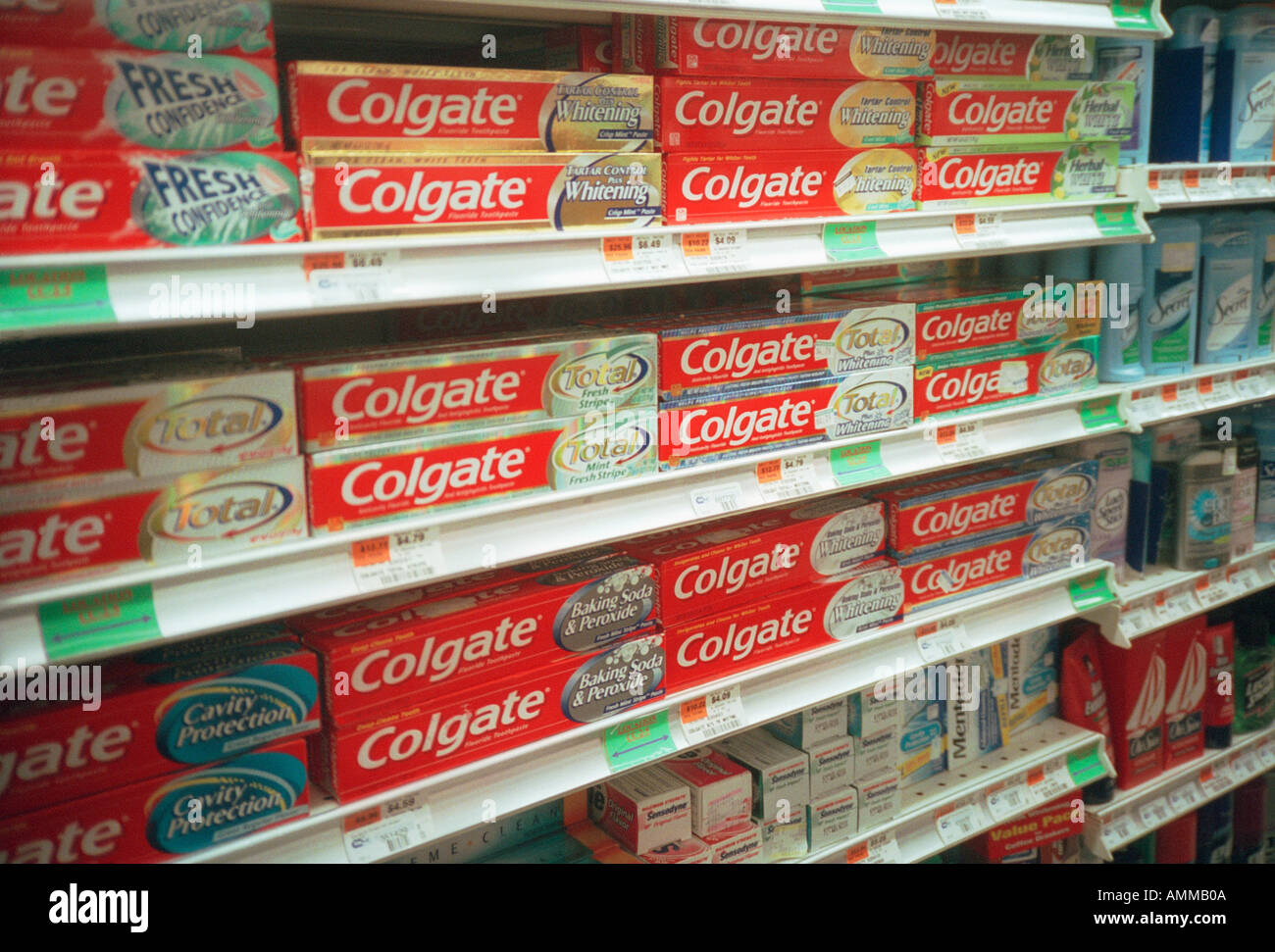 L'affichage d'une des nombreuses variétés de dentifrice Colgate sur une — free download