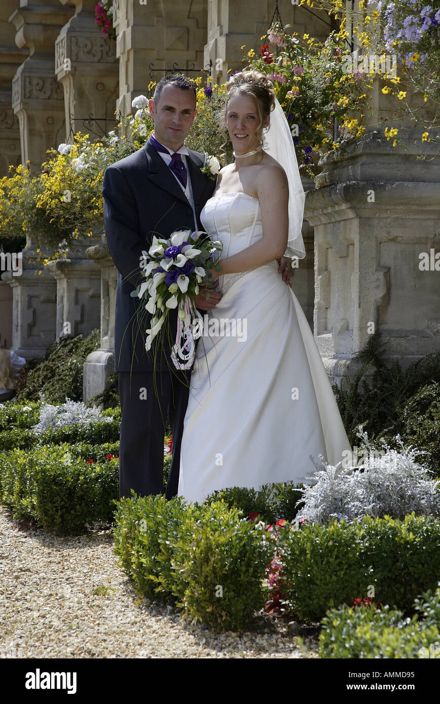 Bride and Groom looking at camera Banque D'Images