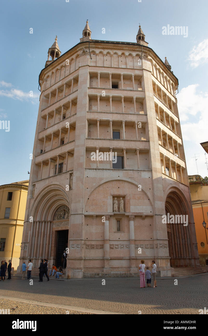 Baptistère et la Piazza del Duomo. Parma Italie Banque D'Images