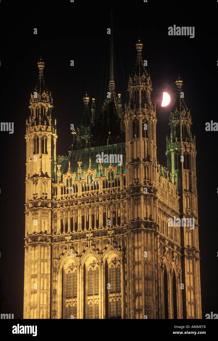 Lune au-dessus de l'abbaye de Westminster à Londres, Angleterre Banque D'Images