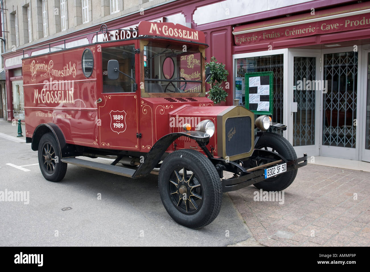 Épicerie Vintage livraison Ford van M Gosselin St Vaast La Hougue Normandie France Banque D'Images