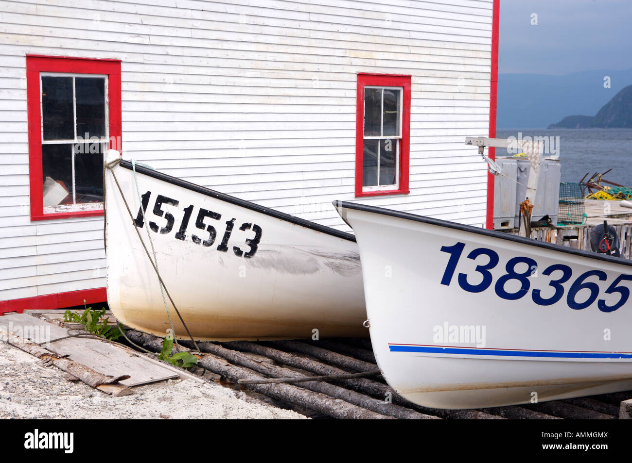 Bateaux sortis de l'eau à côté du magasin Roberts une propriété historique à Woody Point, Terre-Neuve-Labrador, Canada. Banque D'Images