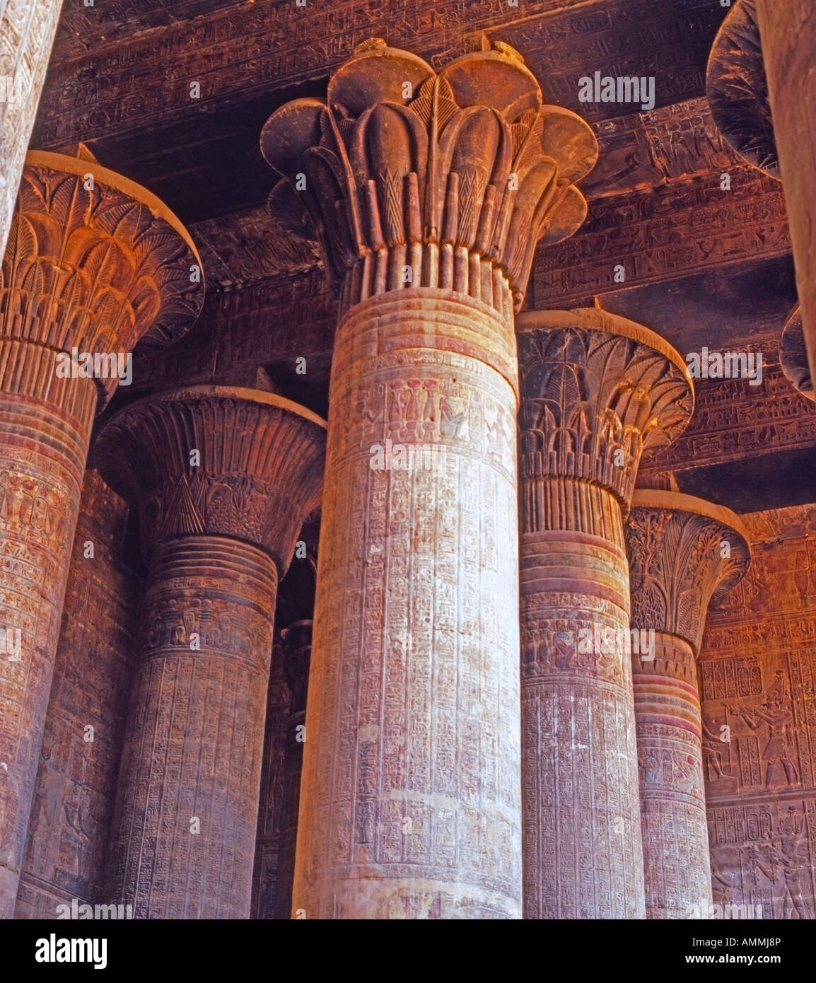 Des colonnes dans le Temple de Khnoum, Esna, Egypte Banque D'Images