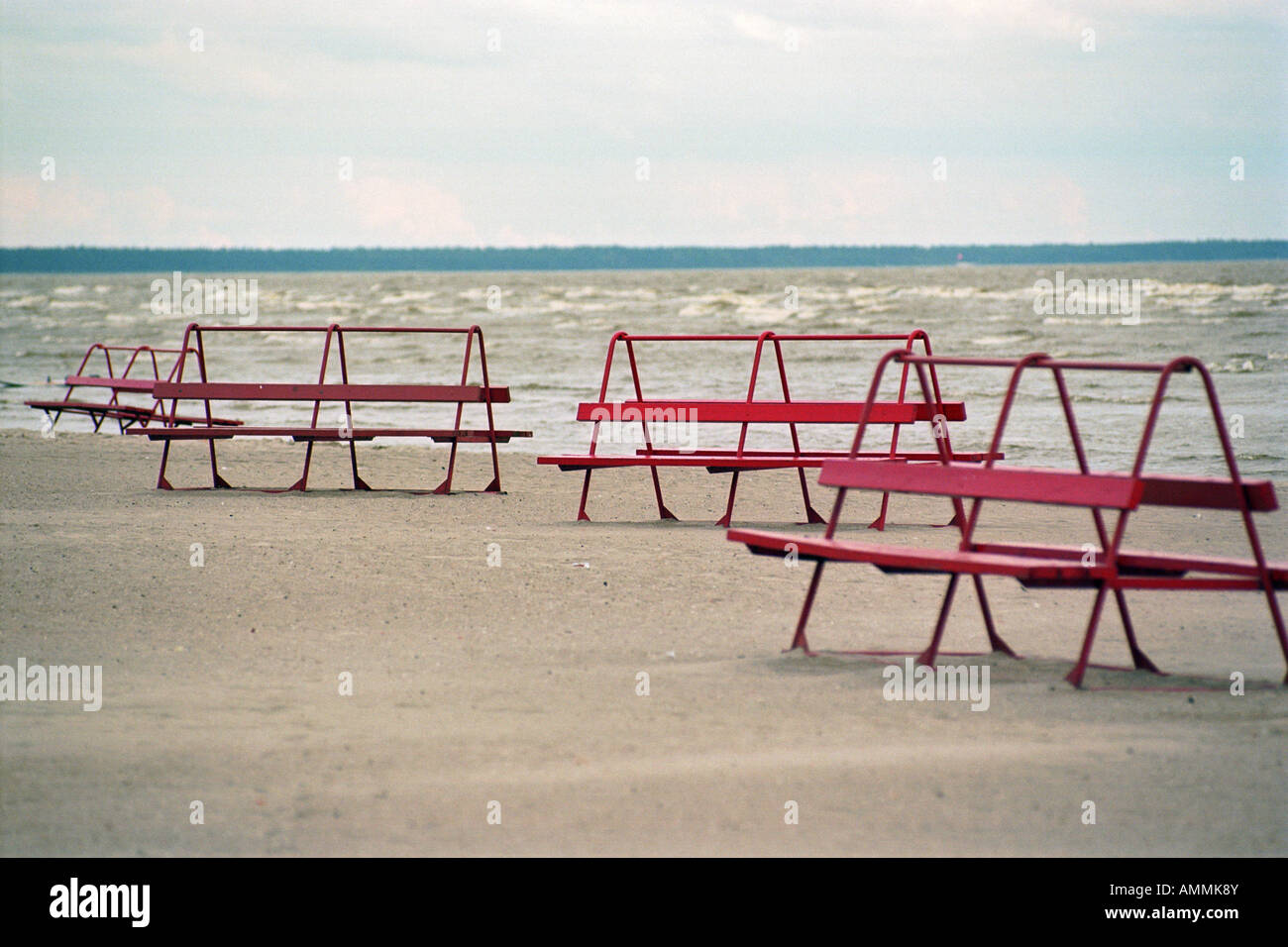 Plage vide bancs à la baie de Parnu, Estonie Banque D'Images