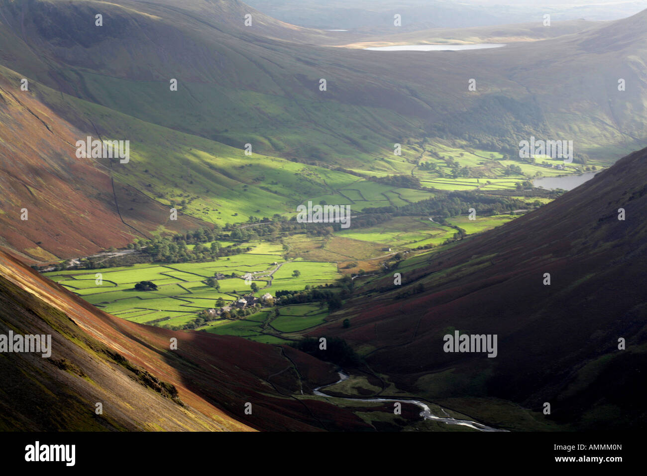 La lumière du soleil éclairant Wasdale Head & tendances néolithique Wasdale du pilier Cumbria England Banque D'Images