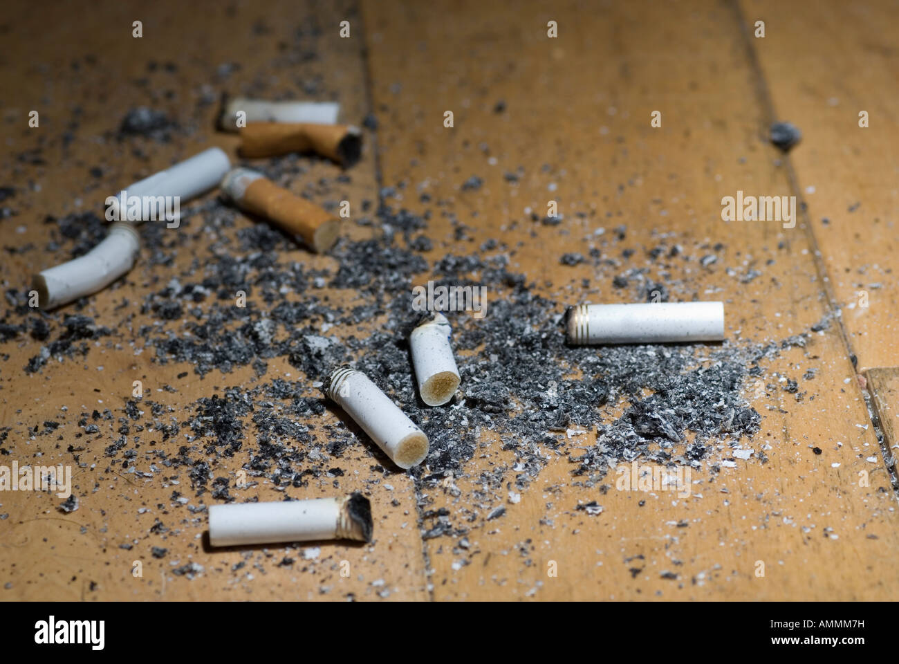 Mégots de cigarettes et des cendres sur le sol Banque D'Images