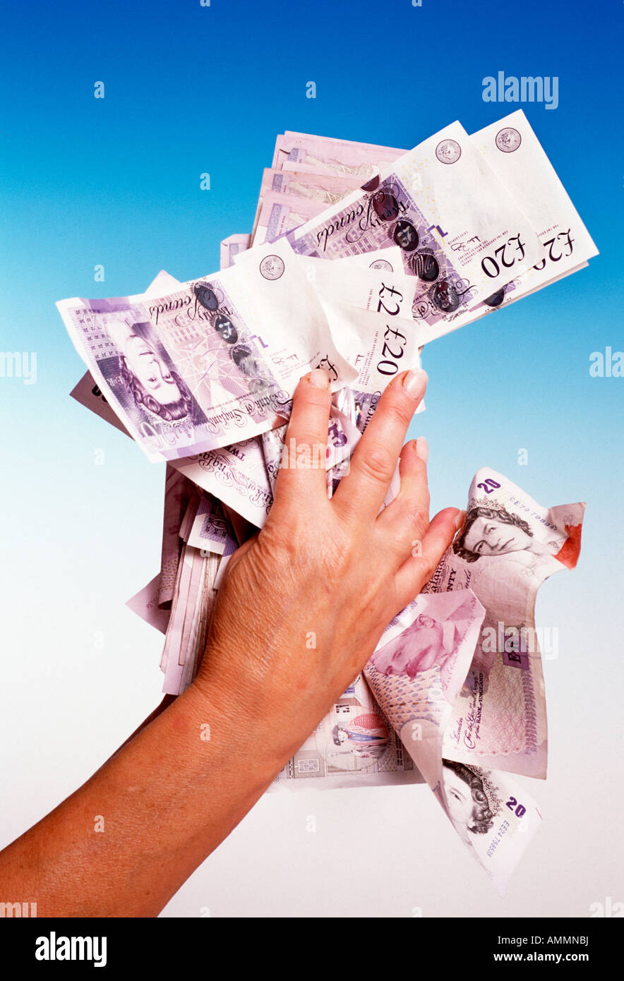 Attrapant la main de billets de banque britannique. Banque D'Images