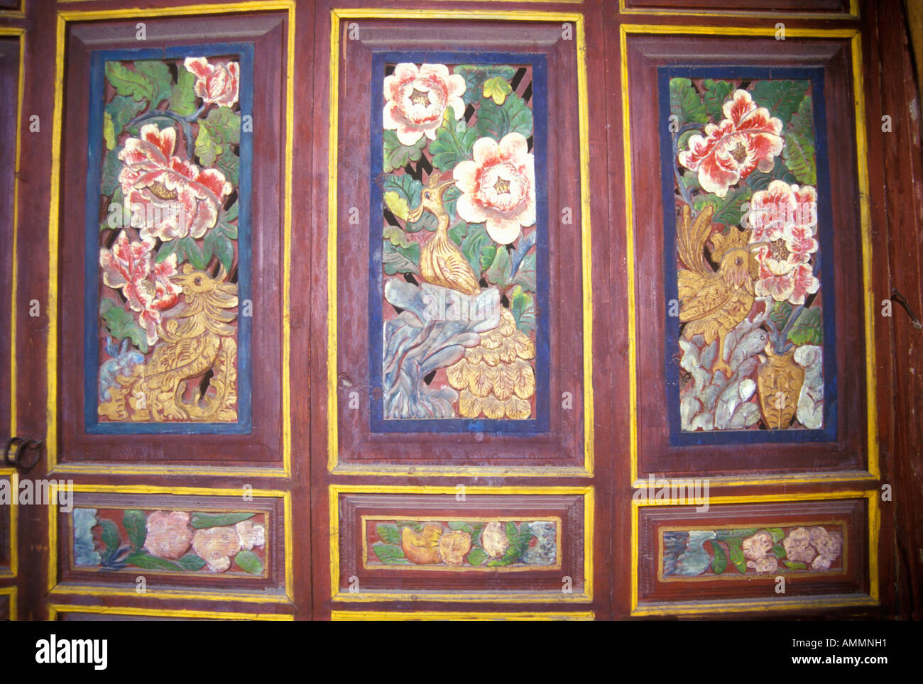 Porte sculptée en bois d'origine de Bei maison familiale à Dali La Province du Yunnan en République populaire de Chine Banque D'Images