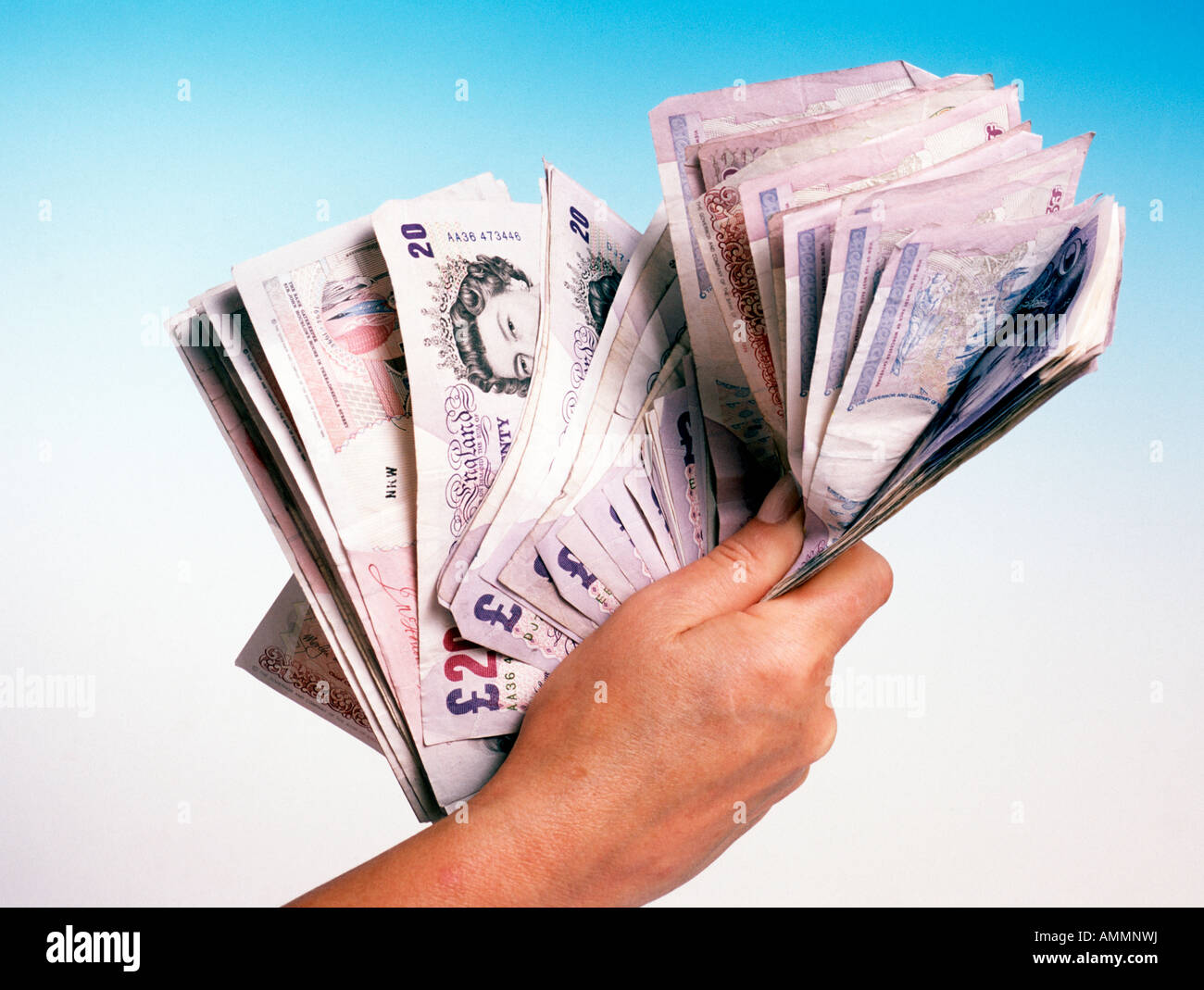 Main tenant en billets de banque. Banque D'Images
