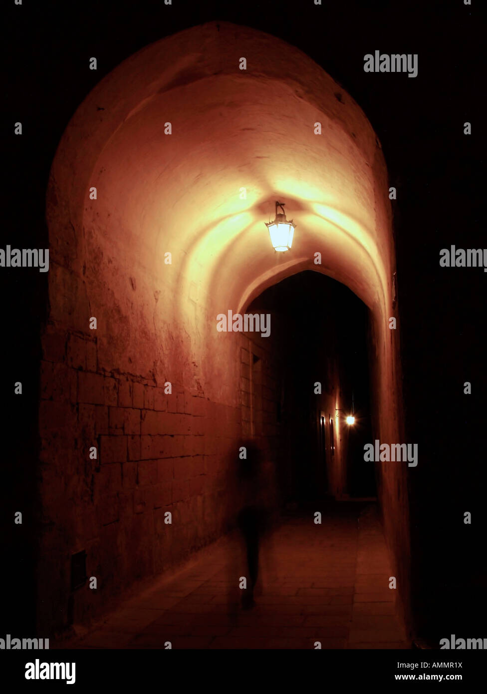 Ghost walking through archway médiévale Banque D'Images