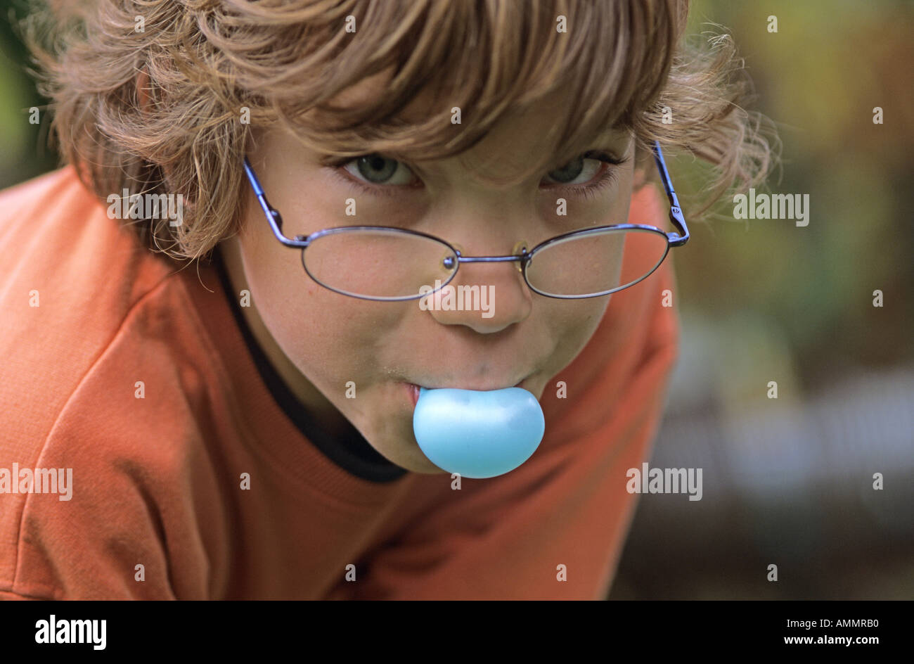 Boy blowing bubble chewing gum Banque de photographies et d’images à ...