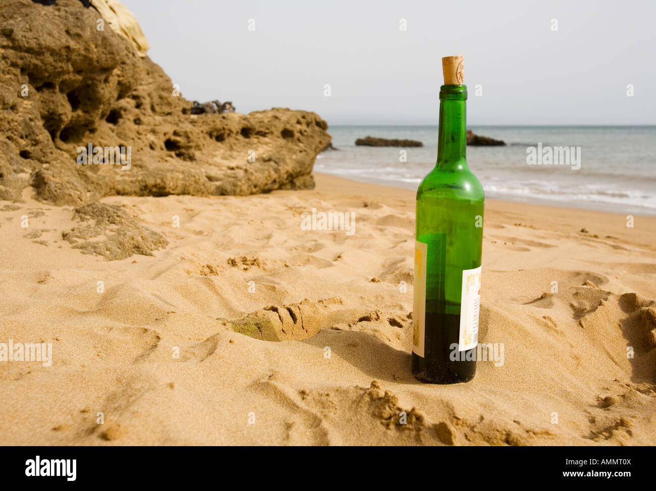 Bouteille de vin sur la plage Banque D'Images