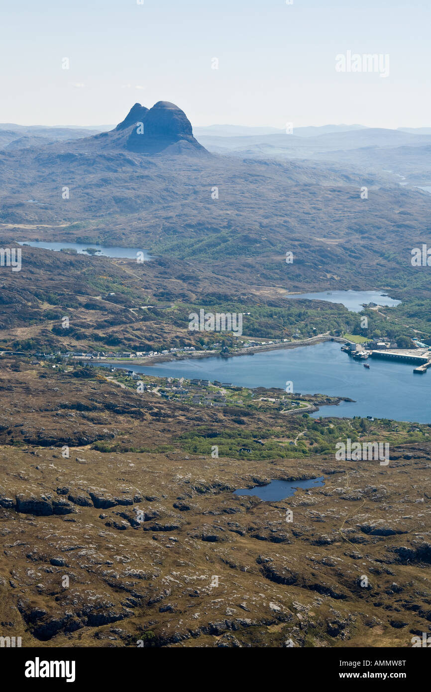 Un portrait vue aérienne de Lochinver avec Harbour et visibles de la montagne Canisp en arrière-plan Banque D'Images