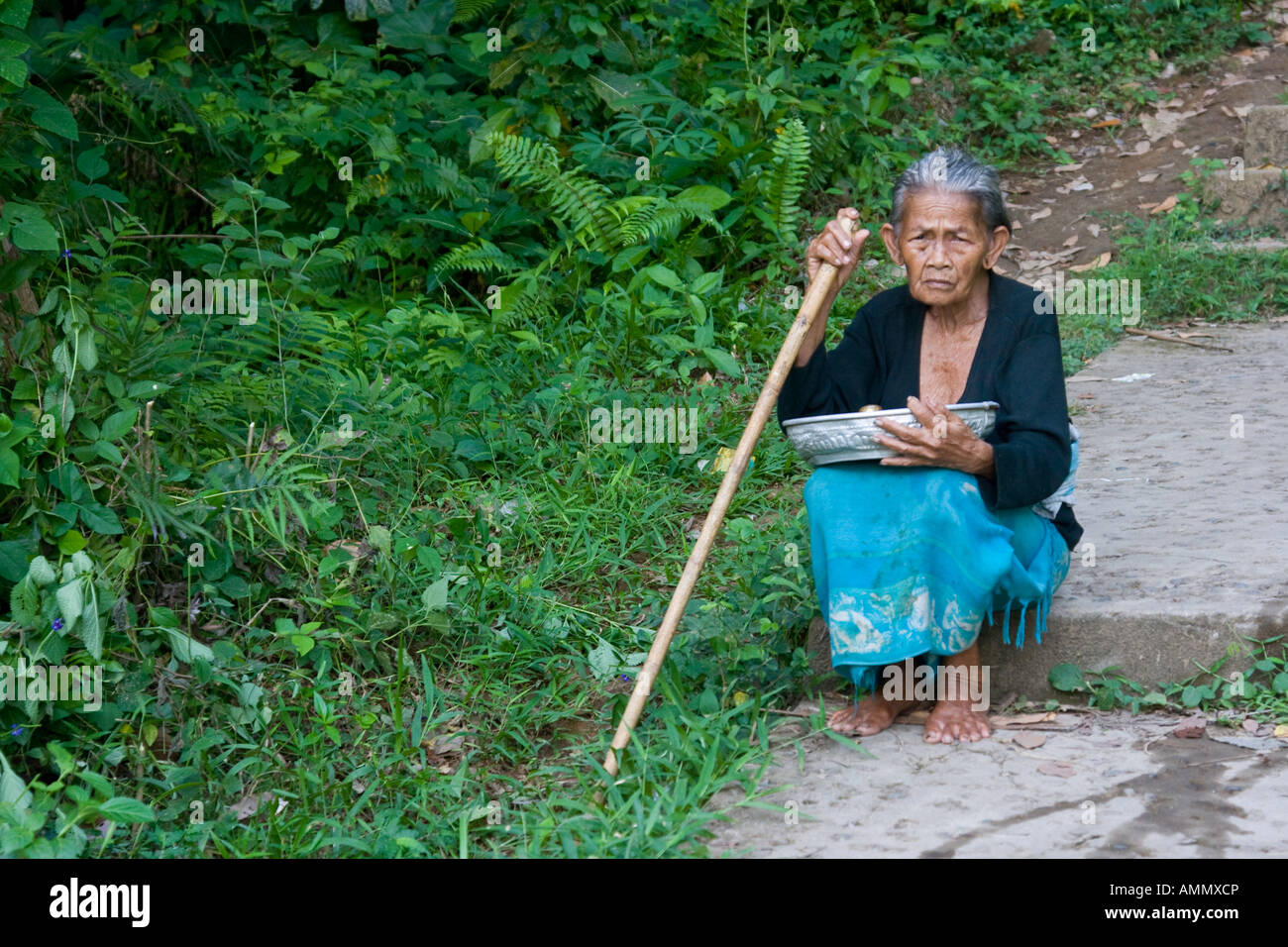 Personnes âgées femme balinaise avec bâton de marche Ubud Bali Indonésie Banque D'Images