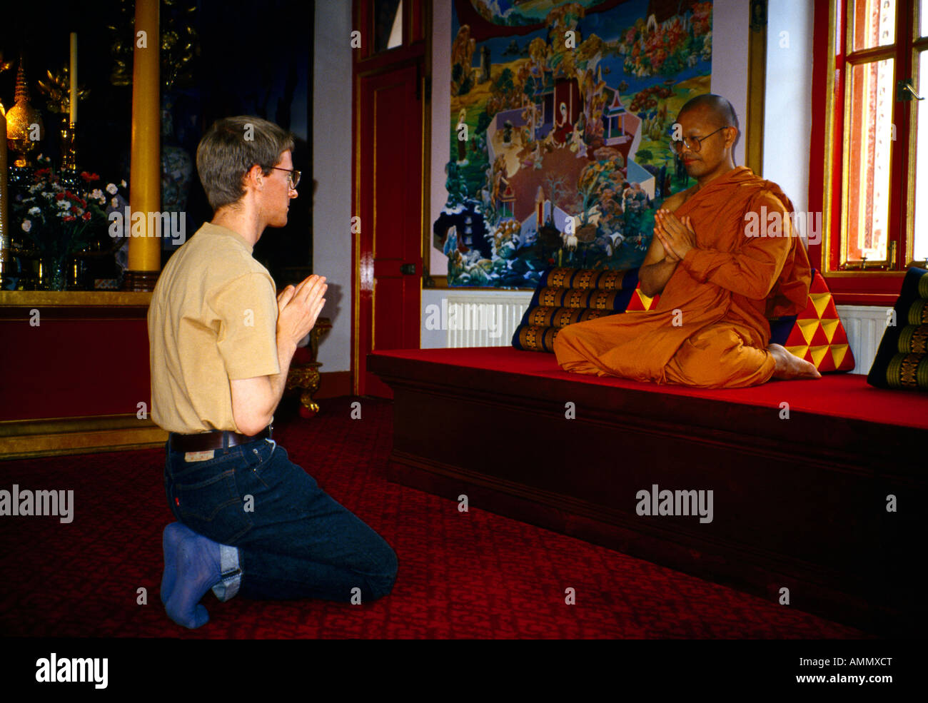 Wat Buddhapadipa Wimbledon Angleterre des refuges de geste moine Anjali Banque D'Images
