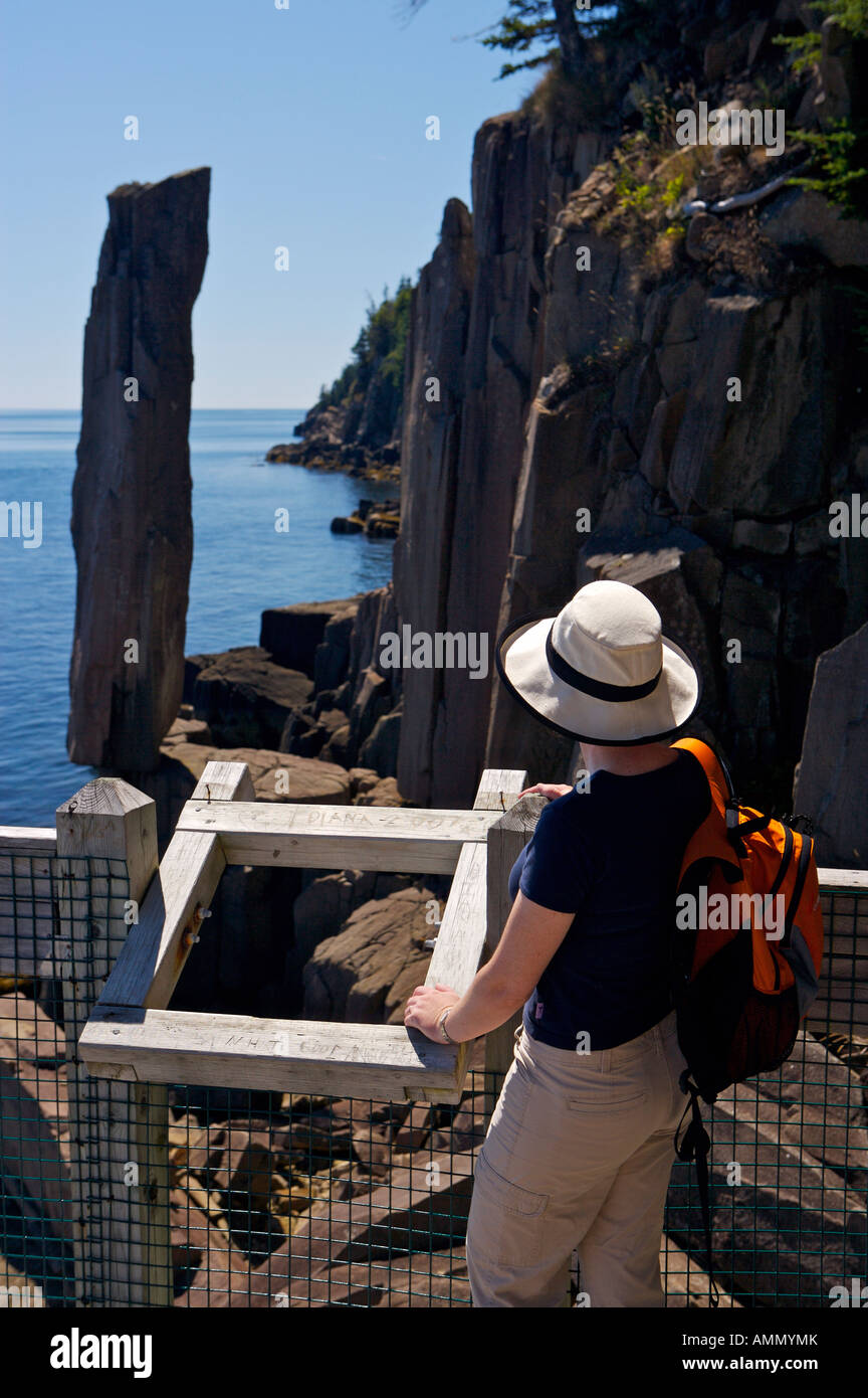 L'équilibrage de l'affichage touristique Rock à St Mary's Bay sur Long Island, et des îles Digby Scenic Drive, en Nouvelle-Écosse, Canada. Banque D'Images