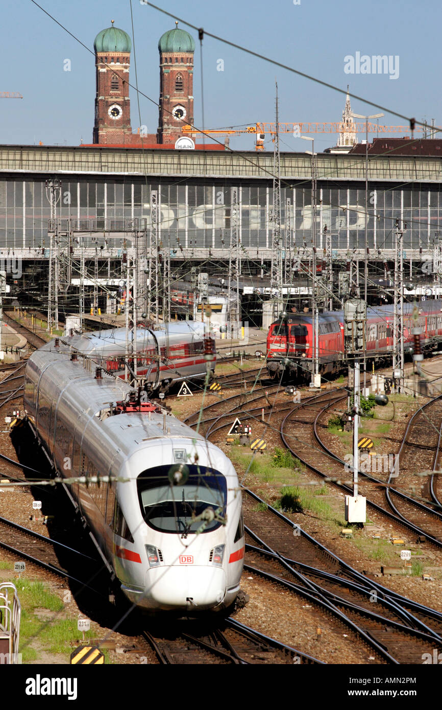 Un train de voyageurs quittant la gare centrale de Munich, Allemagne Banque D'Images