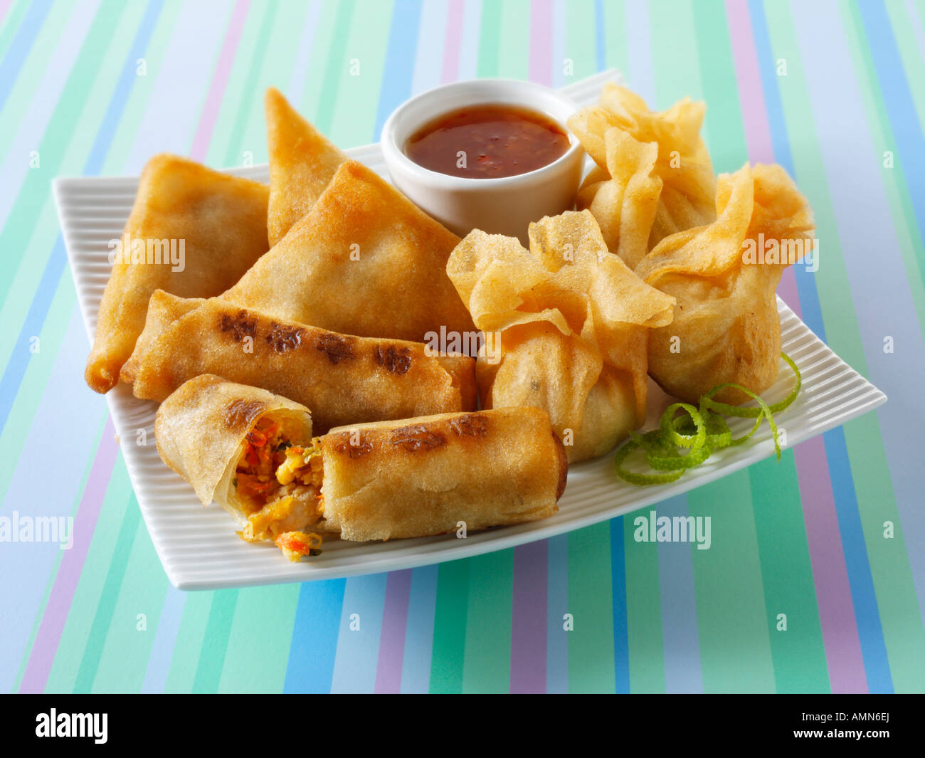 Démarreurs chinois crevettes panés frits rouleaux de printemps dim sum et samossas Banque D'Images