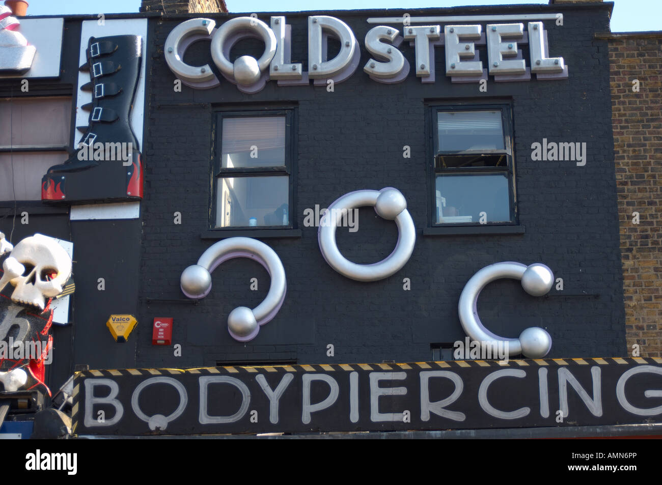 Londres Camden Lock Body Piercing Banque D'Images