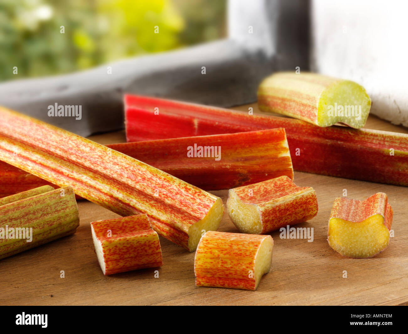 Matières premières fraîches et couper les bâtonnets de rhubarbe Banque D'Images