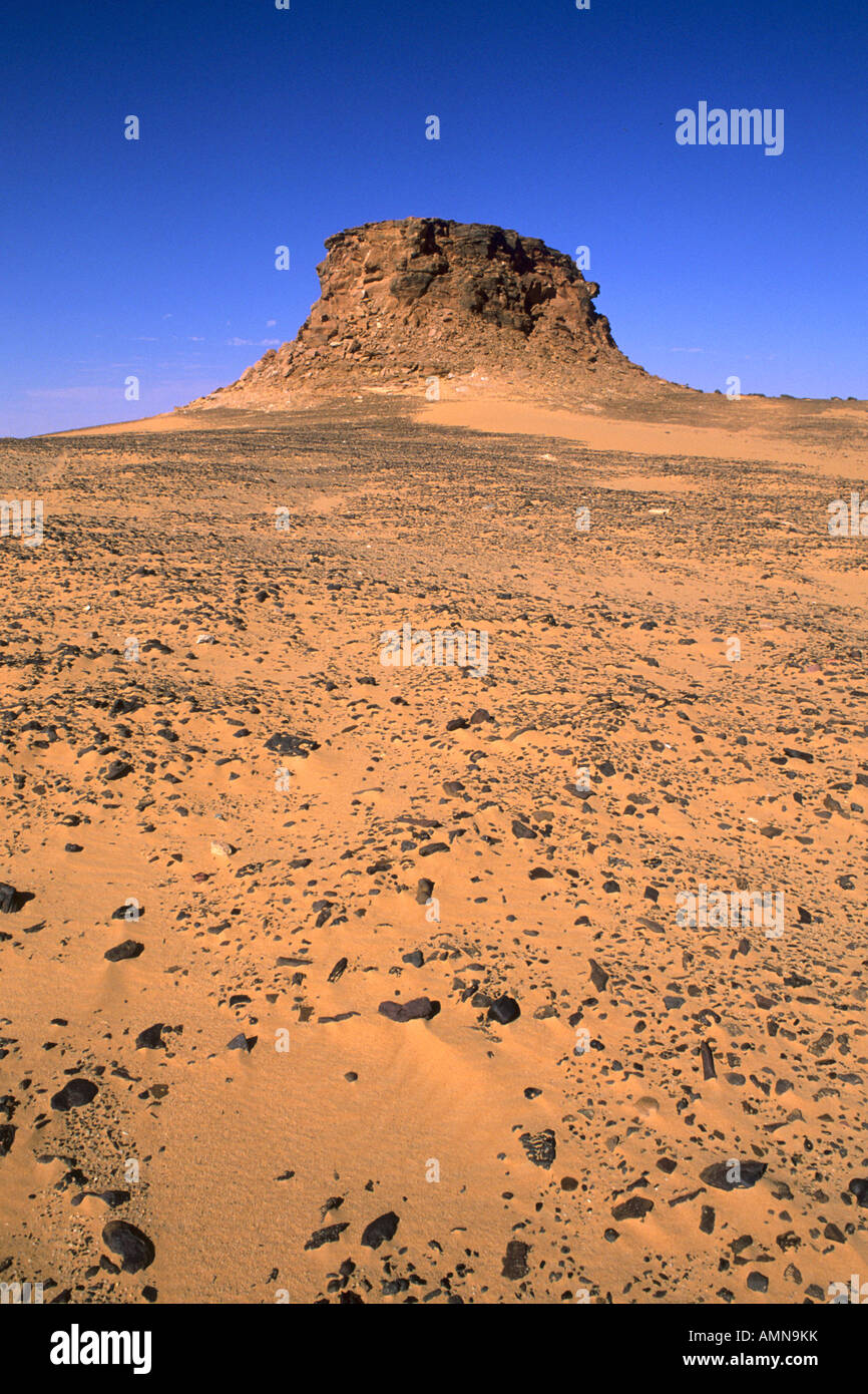 Le Jebel Choisissez sur l'horizon d'une étendue de terre dans le désert du Sahara Occidental Banque D'Images
