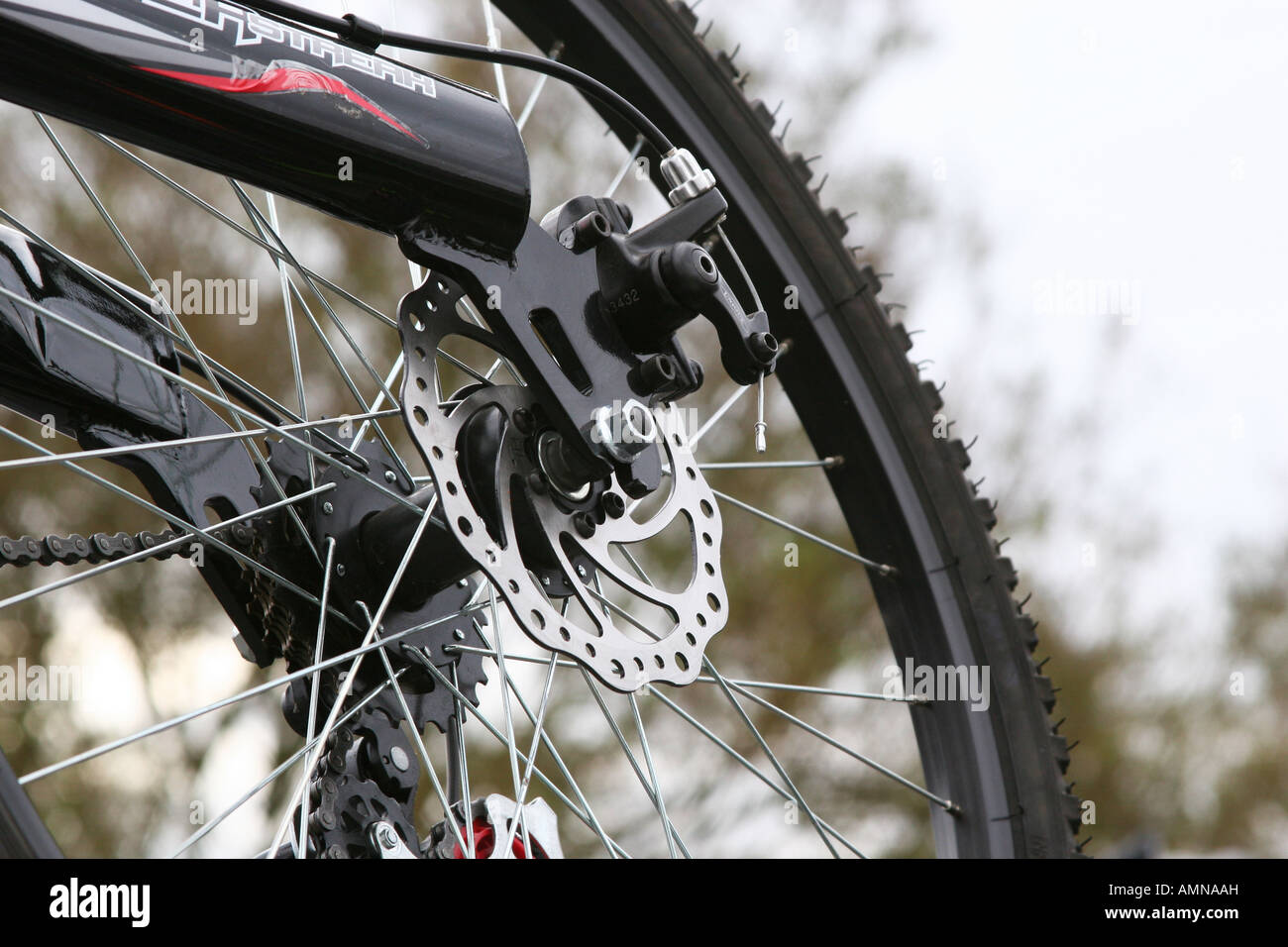 Frein à disque ventilé monté sur un vélo. alimenté manuellement Banque D'Images