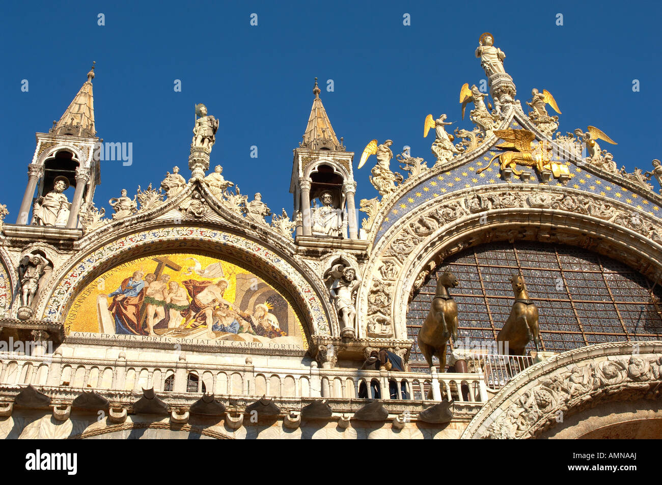Venise, Italie. Basilique Saint Marc (san marco). L'avant de statues et de mosaïques. Banque D'Images