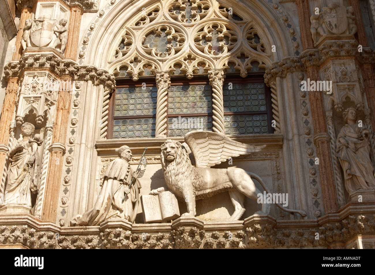 Venise, Italie. Lion ailé et statue sur le doge de la porte du Palais des Doges Banque D'Images