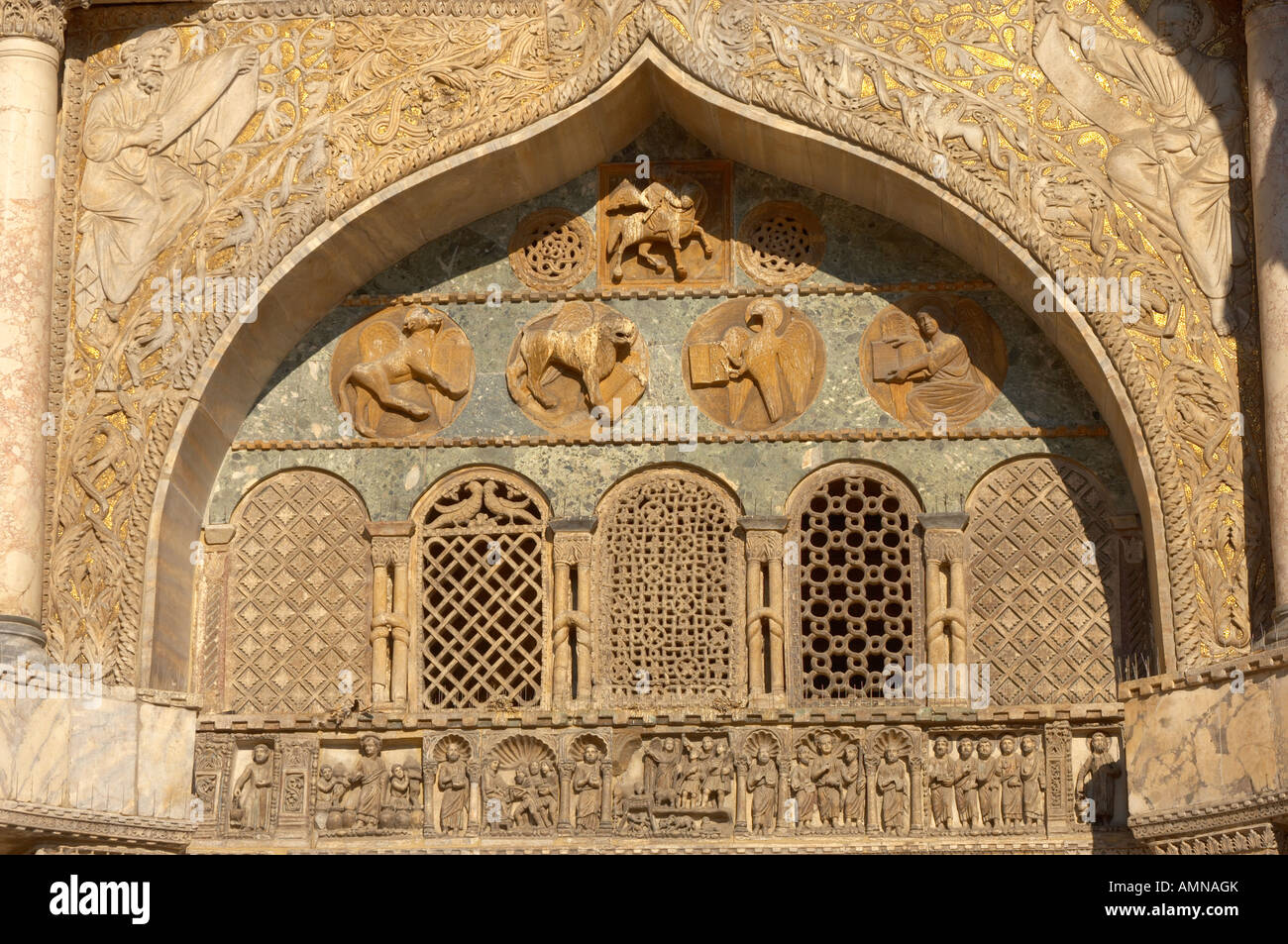 Venise, Italie. Sculpture détaillée et colonne de marbre sur la façade de la Basilique. Banque D'Images