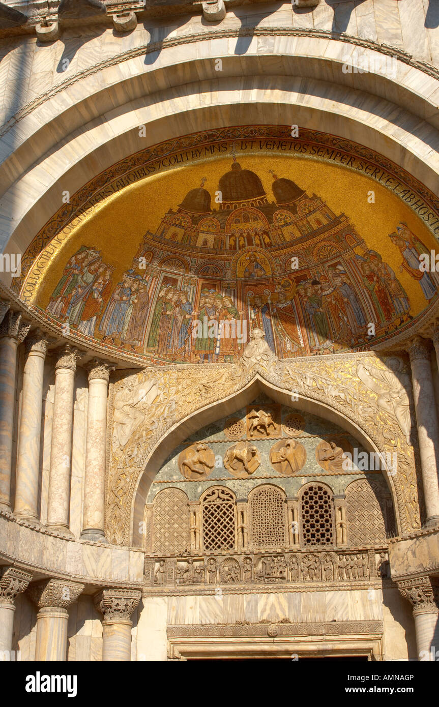 Venise, Italie. Sculpture détaillée et colonne de marbre sur la façade de la Basilique. Banque D'Images
