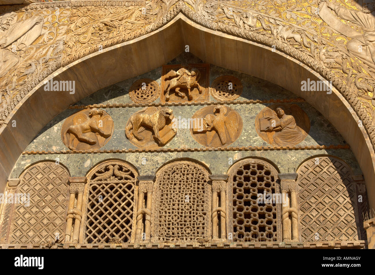 Venise, Italie. Sculpture détaillée et colonne de marbre sur la façade de la Basilique. Banque D'Images