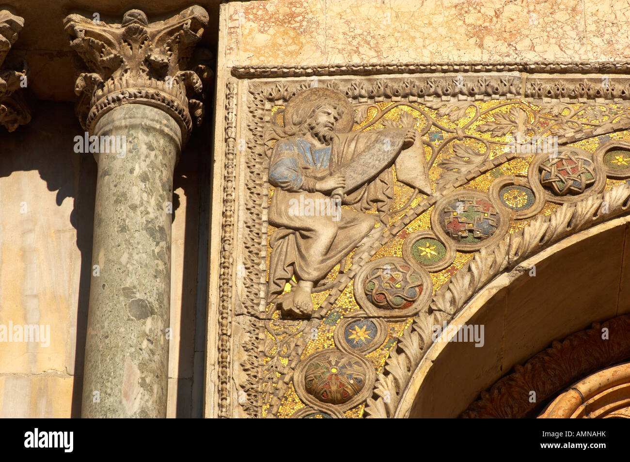 Venise, Italie. Sculpture détaillée et colonne de marbre sur la façade de la Basilique. Banque D'Images