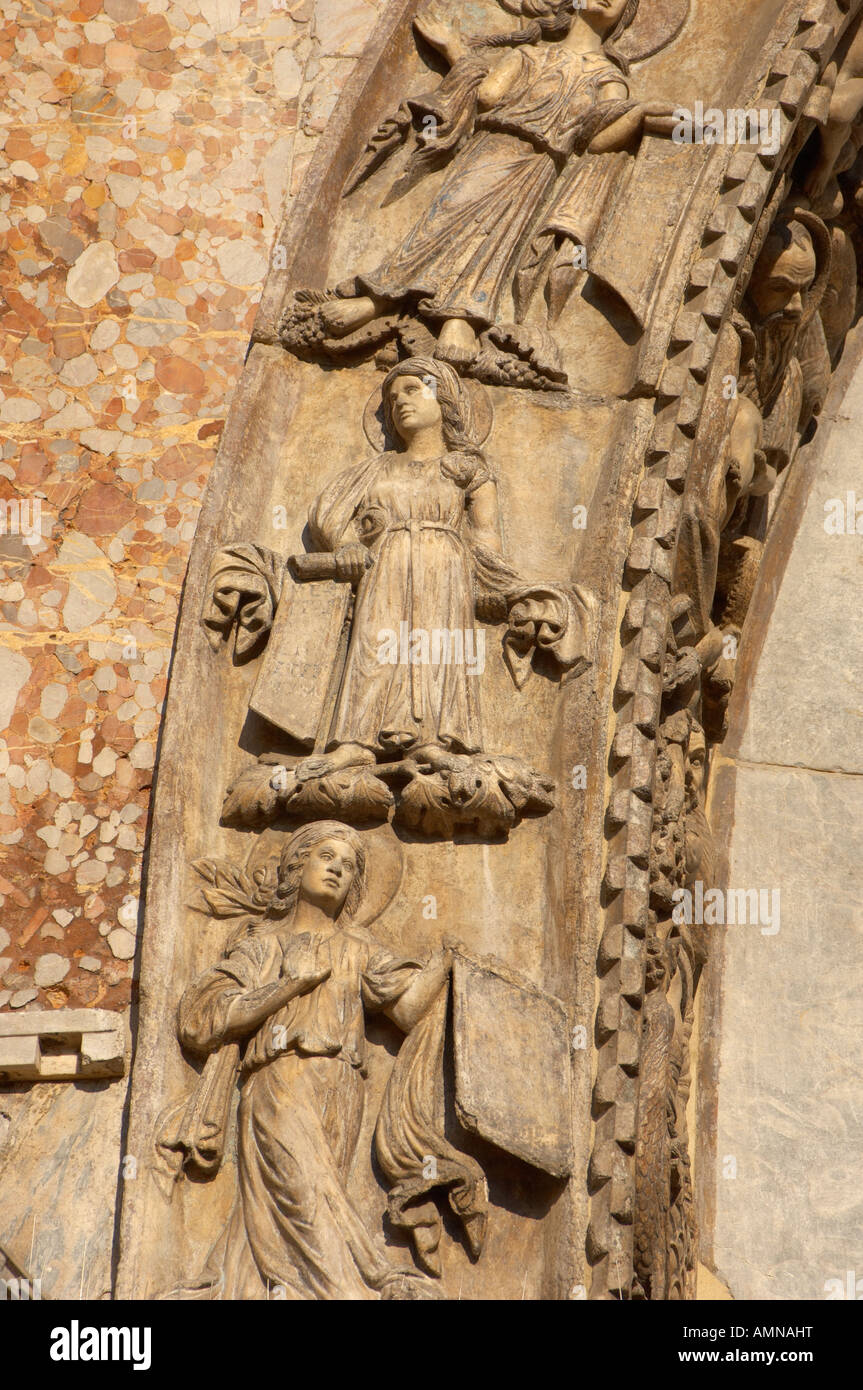 Venise, Italie. Sculpture détaillée et colonne de marbre sur la façade de la Basilique. Banque D'Images