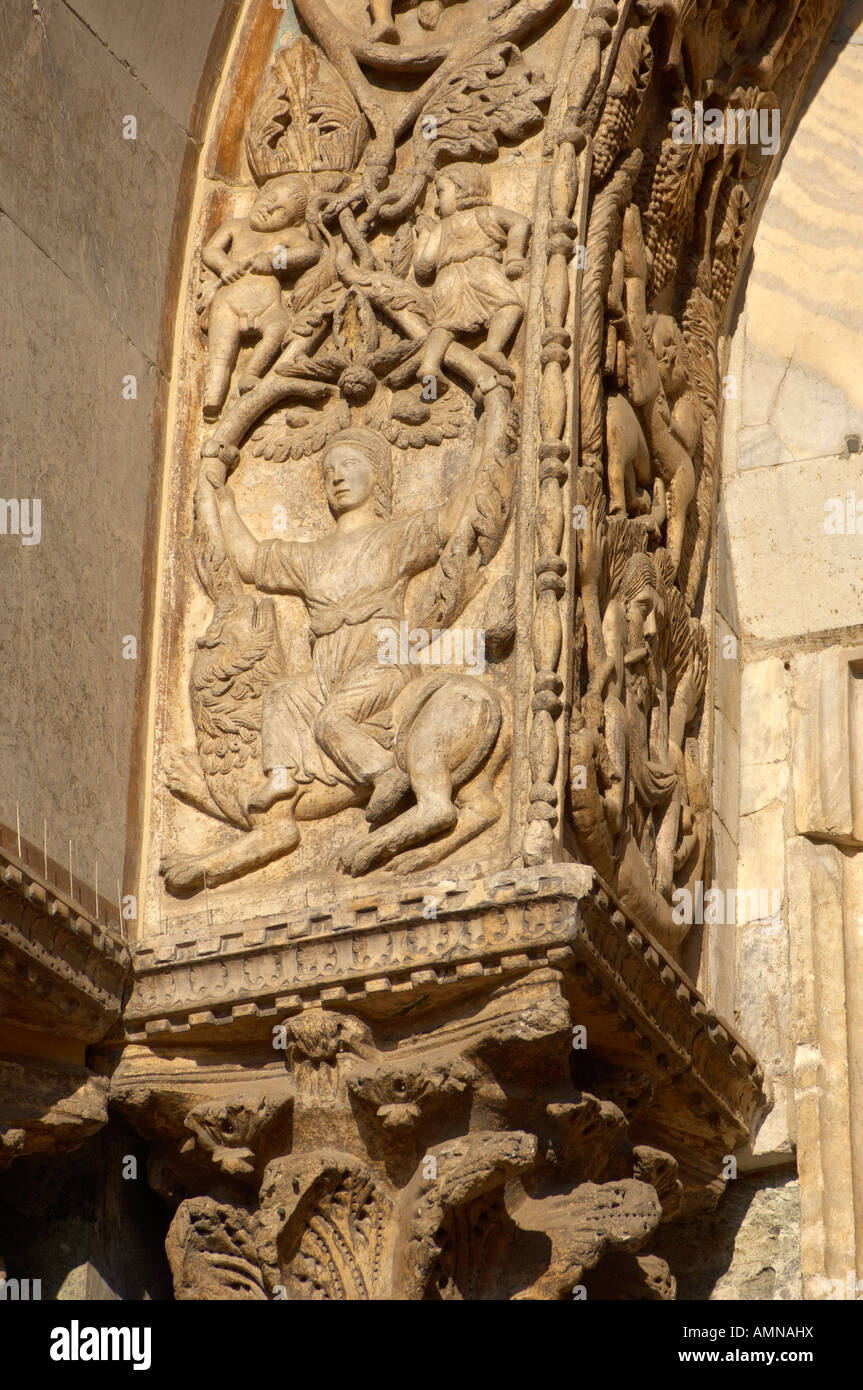 Venise, Italie. Sculpture détaillée et colonne de marbre sur la façade de la Basilique. Banque D'Images