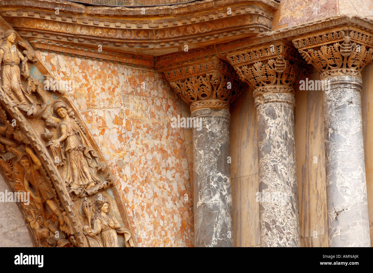 Venise, Italie. Sculpture détaillée et colonne de marbre sur la façade de la Basilique. Banque D'Images