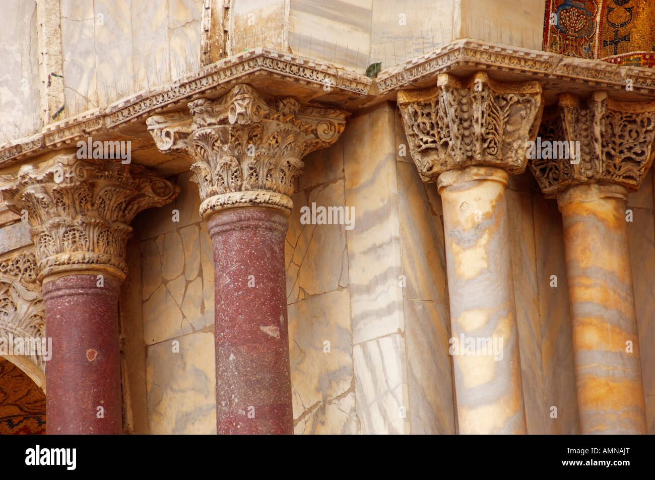 Venise, Italie. Sculpture détaillée et colonne de marbre sur la façade de la Basilique. Banque D'Images