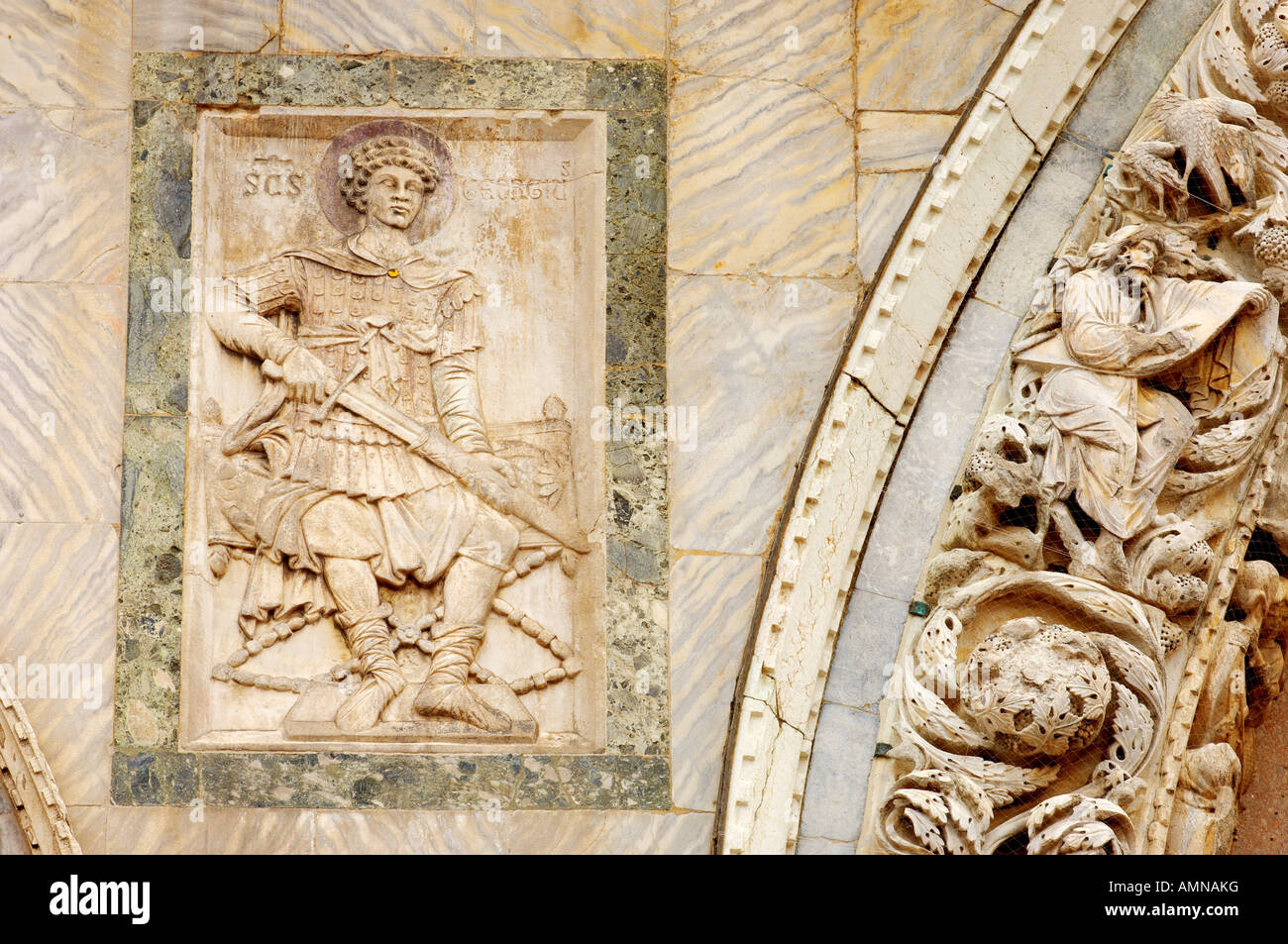 Venise, Italie. Sculpture détaillée et colonne de marbre sur la façade de la Basilique. Banque D'Images