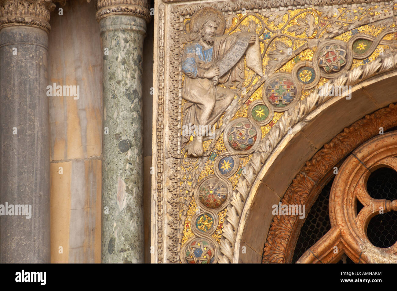 Venise, Italie. Sculpture détaillée et colonne de marbre sur la façade de la Basilique. Banque D'Images