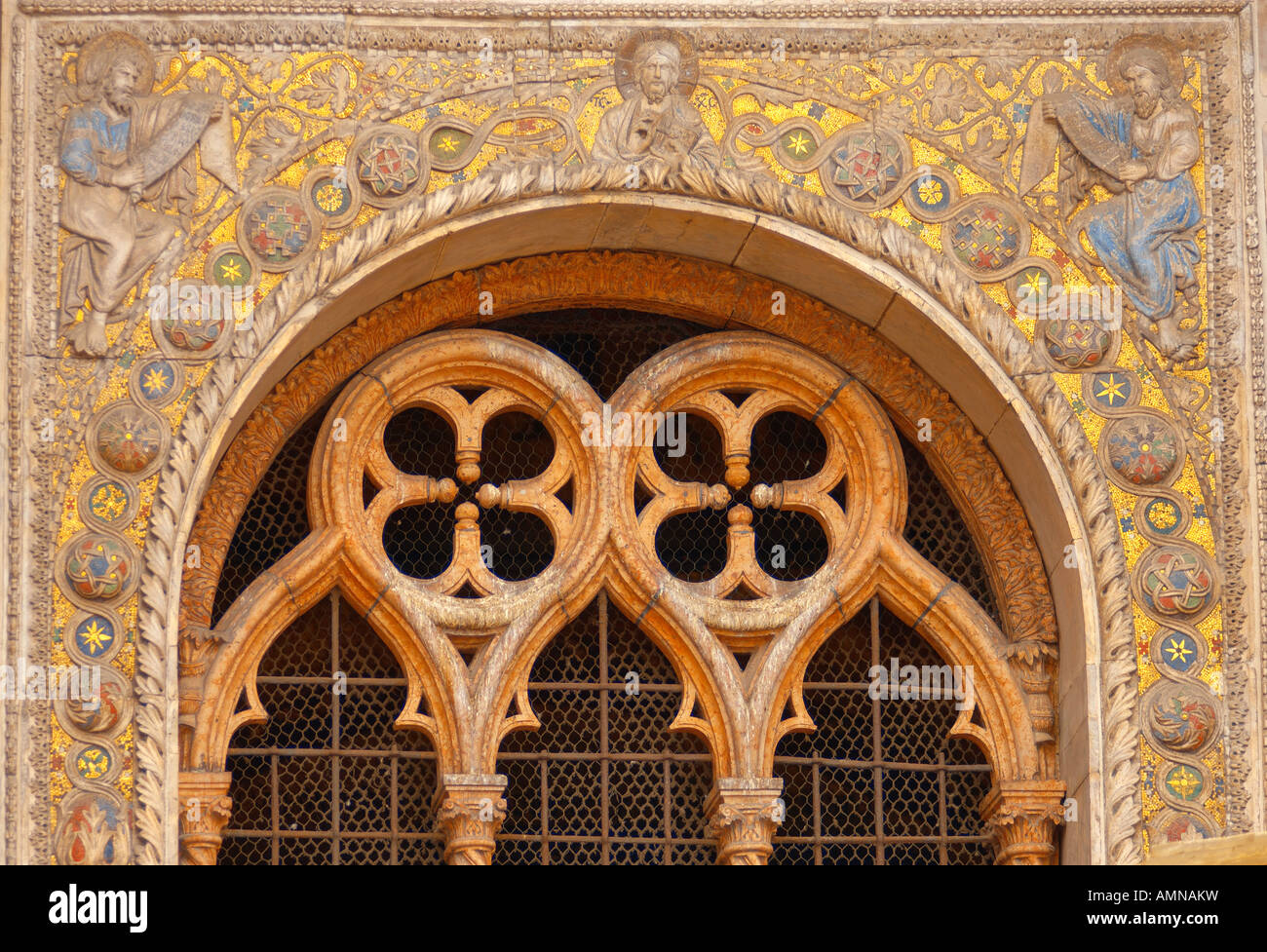 Venise, Italie. Sculpture détaillée et colonne de marbre sur la façade de la Basilique. Banque D'Images